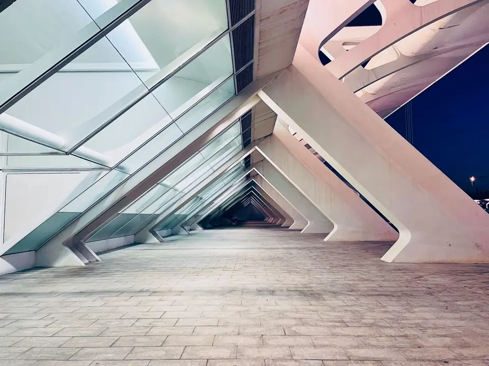 Corridoio di architettura moderna con travi bianche