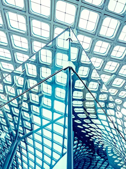 Soffitto a reticolo di vetro e acciaio visto dal basso