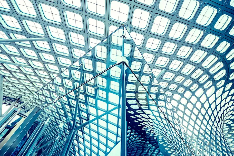 Soffitto a reticolo di vetro e acciaio visto dal basso
