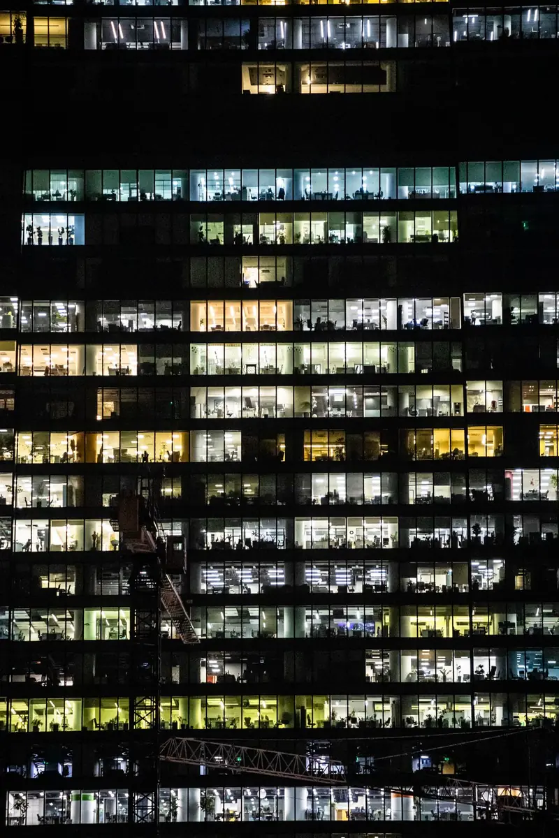 Facciata di un edificio per uffici illuminata di notte