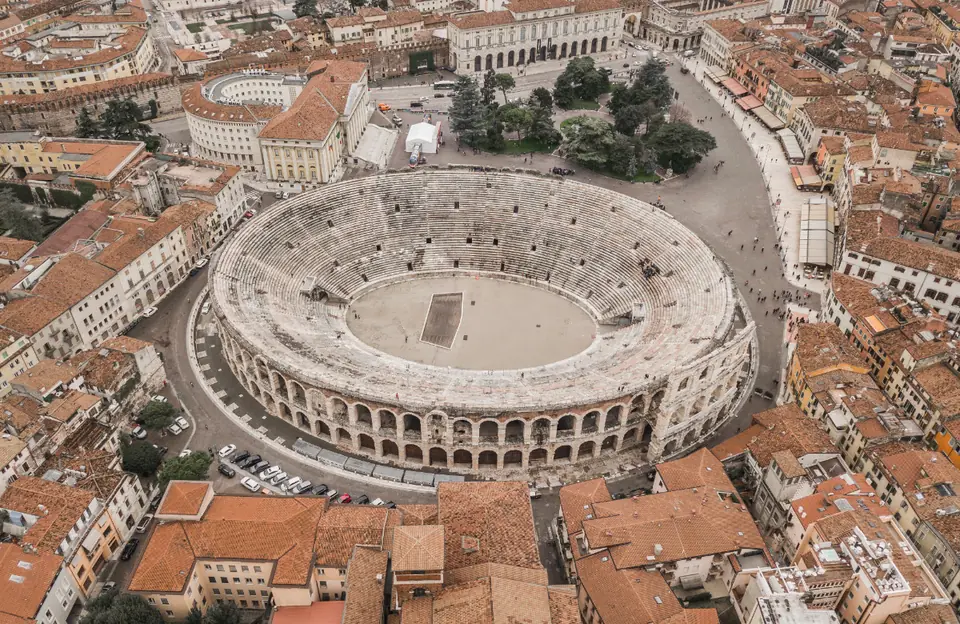 Veduta aerea dell’Arena di Verona e del centro storico