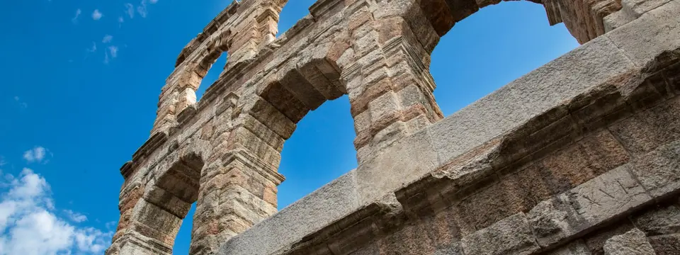 Arcate dell’Arena di Verona contro il cielo